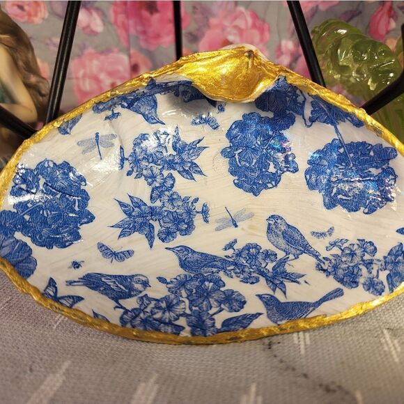 DECOUPAGE CLAM SHELL DECOUPAGE BLUE FLOWERS ON A CLAM SHELL TRINKET DISH - Picture 1 of 10